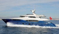 Luxury motor yacht Le Caprice V running